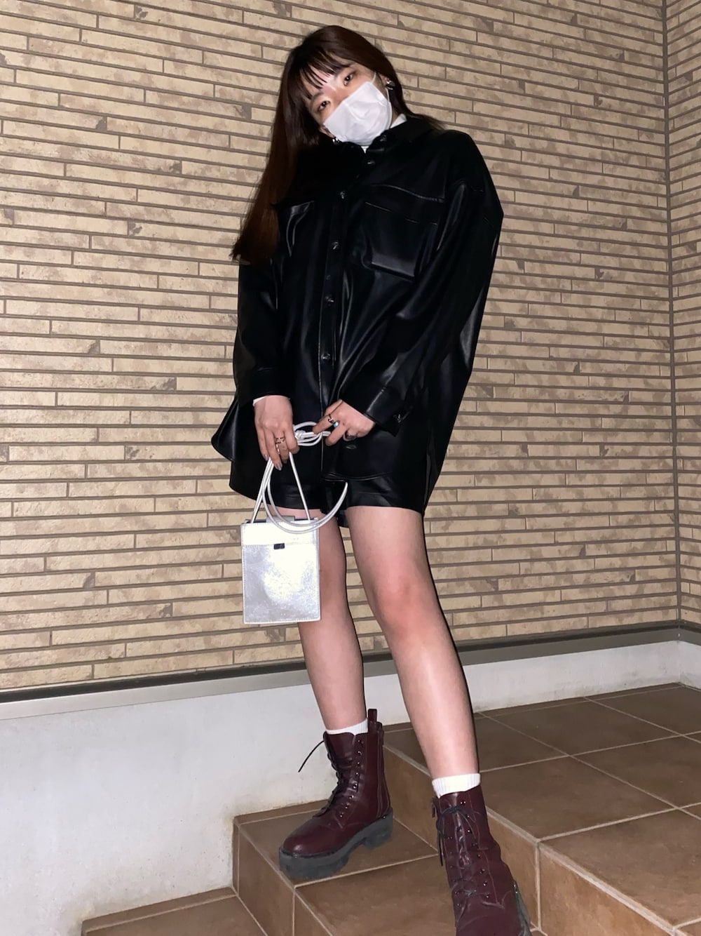 ブラック系のジャケット/アウター、ブラック系のその他パンツ、グレー系のショルダーバッグを着用したレディースの春コーディネートの1枚目の写真