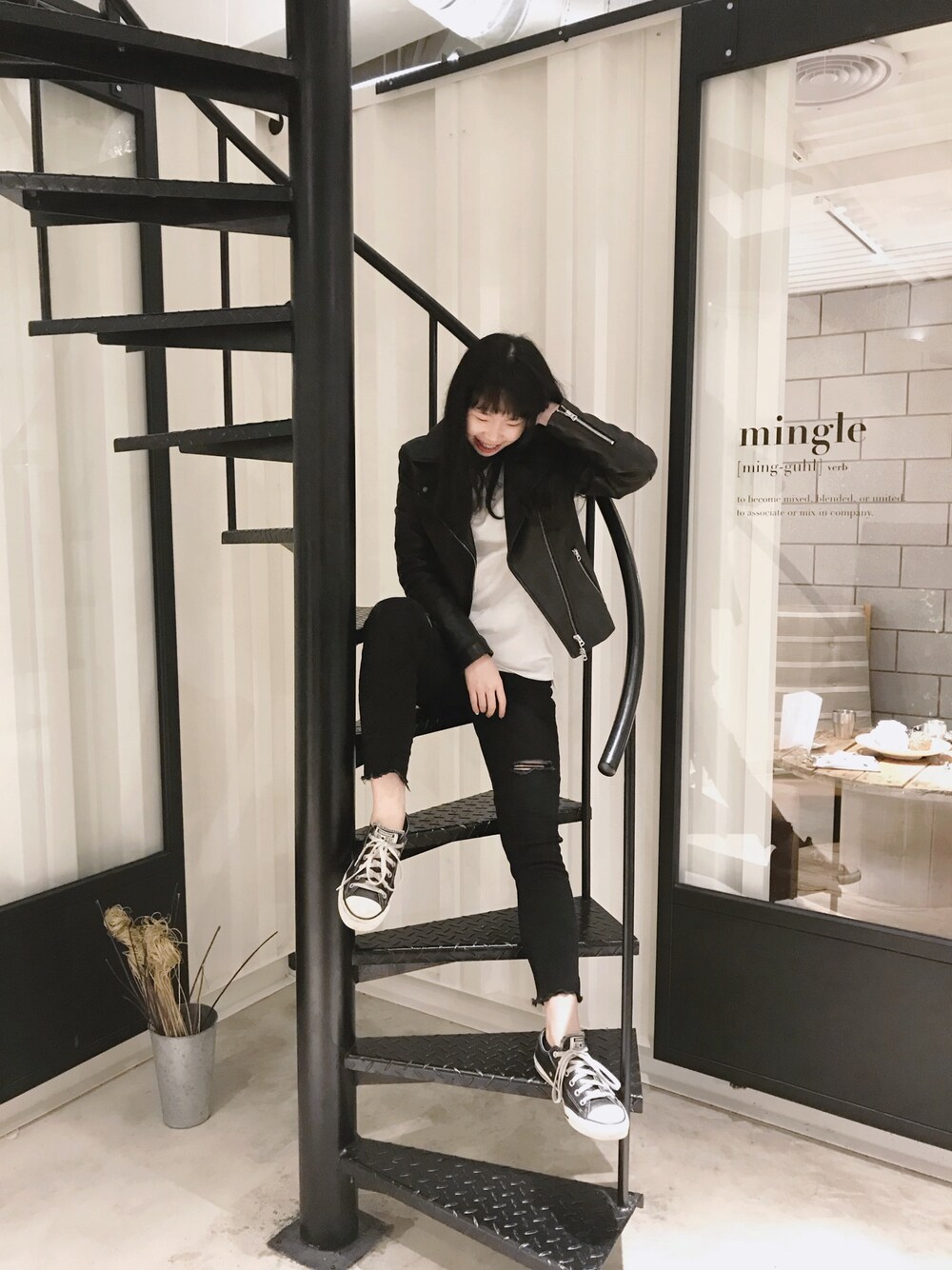 「#ootd、皮衣、旋轉樓梯裝逼」｜「JEANASISのアイテム（ライダースジャケット、ブラック系）」を使った、Betty さん（レディース・158cm）の春コーディネートの1枚目の写真