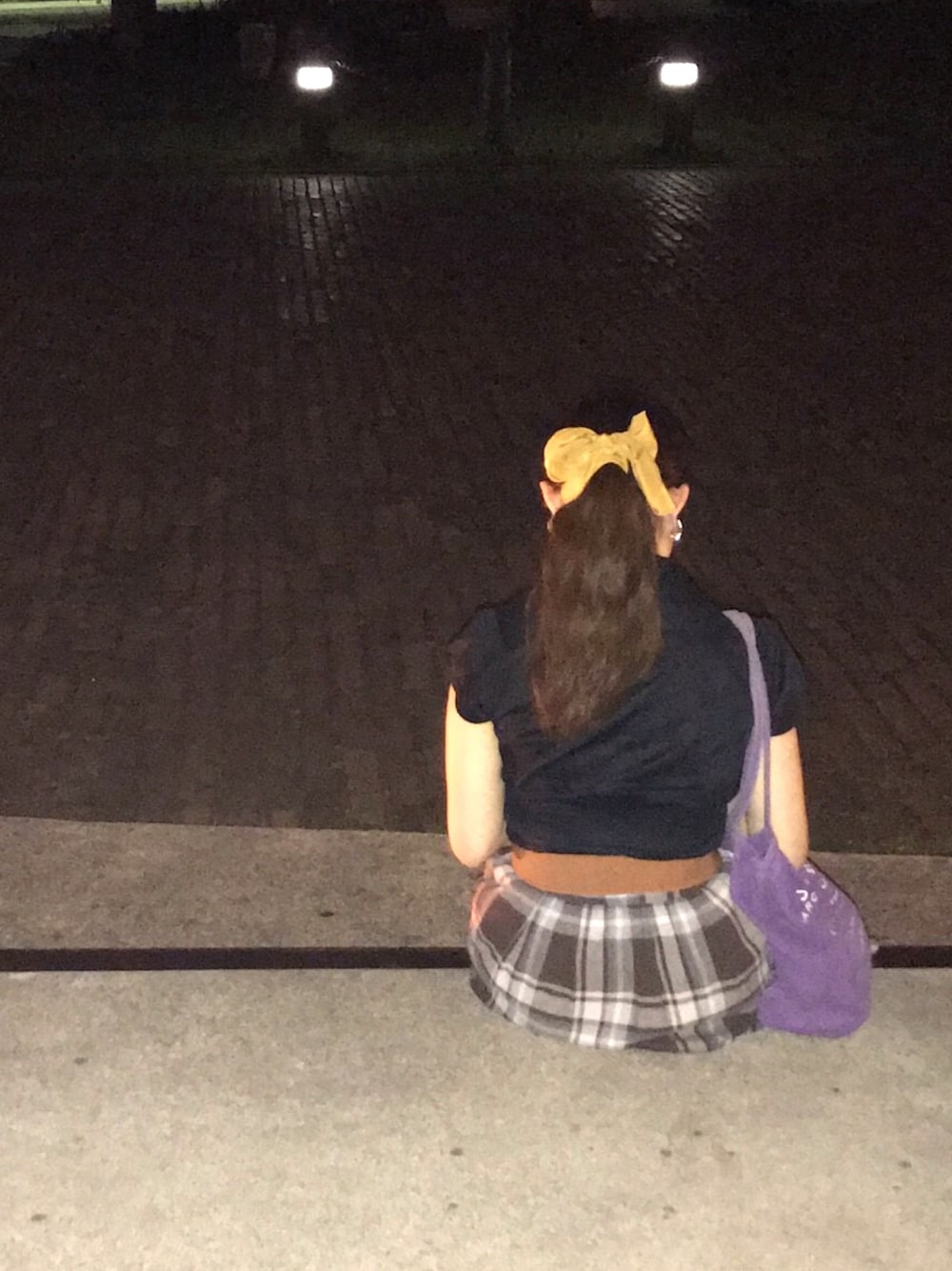「横浜、トートバッグ、紫、チェック、赤レンガ、スカーフ、うしろ姿」｜「NINA RICCIのアイテム（ストール/ショール、イエロー系）」を使った、Hitomiさん（レディース・153cm）の夏コーディネートの1枚目の写真