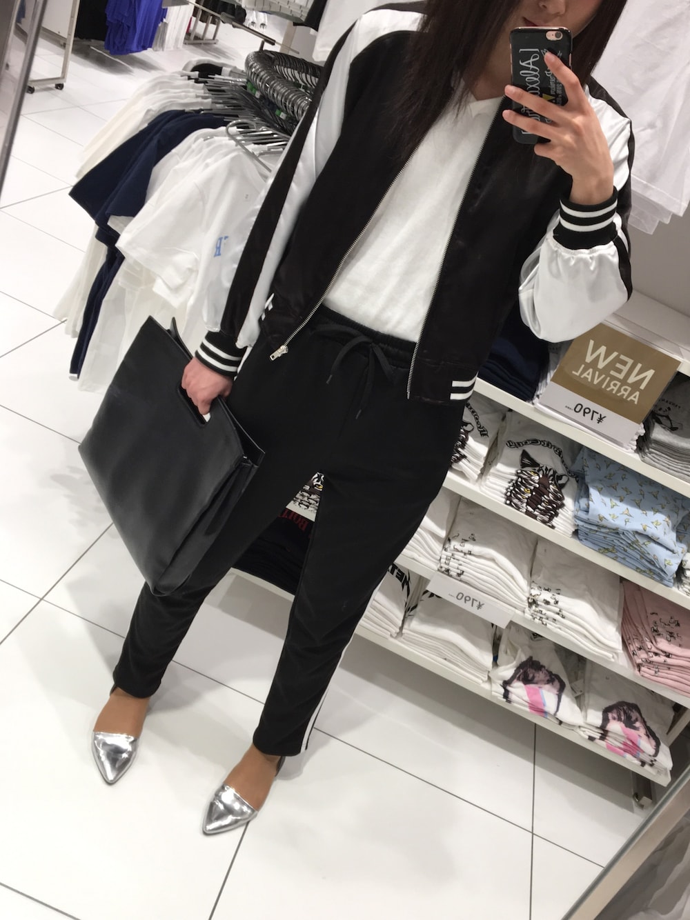「ootd、GU、backs、SEVENS、ジャージパンツ」｜「no brandのアイテム（ブルゾン、ブラック系）」を使った、葉月さん（レディース・168cm）の春コーディネートの1枚目の写真