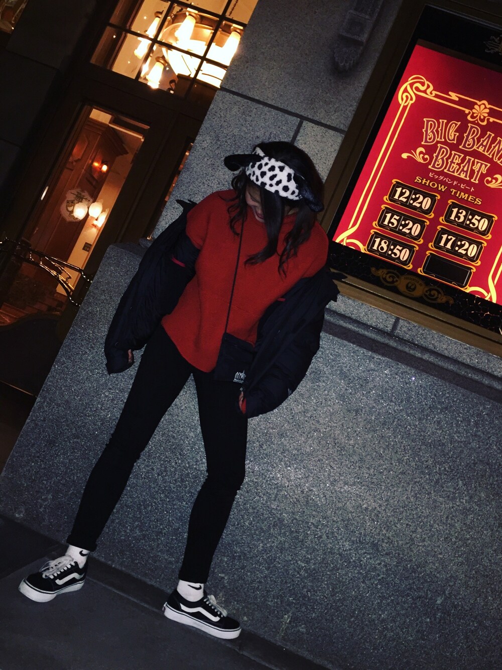 「TDL、ディズニーランド、冬、ダウンジャケット、黒、セーター、オレンジ、101匹わんちゃん、VANS、カジュアル」｜「niko and...のアイテム（ニット/セーター、オレンジ系）」を使った、 Yukaさん（レディース・160cm）の冬コーディネートの1枚目の写真
