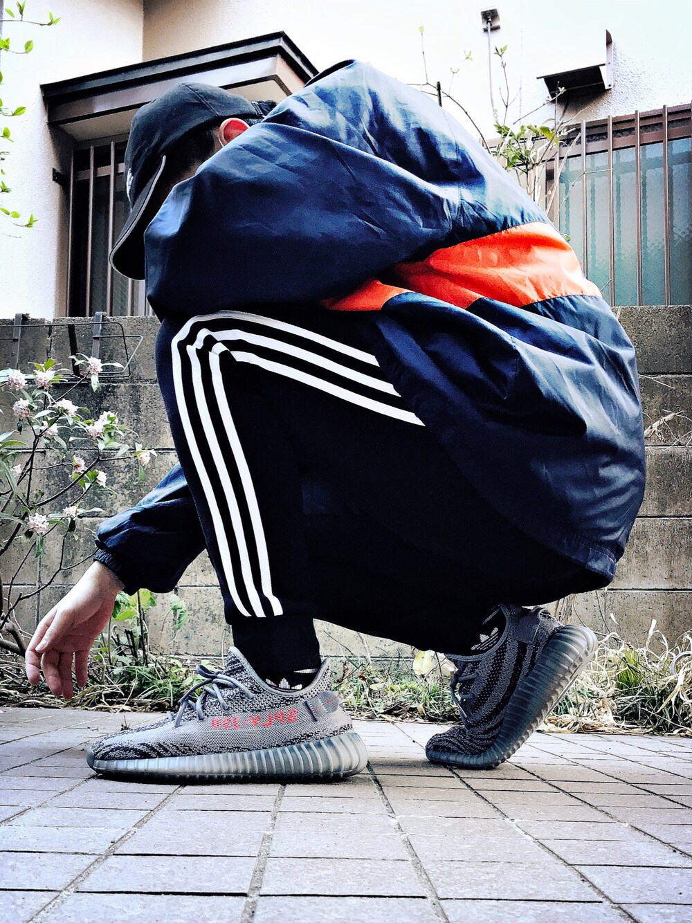 「古着MIX、YeezyBoost350」｜「古着のアイテム（ナイロンジャケット、オレンジ系）」を使った、kさん（メンズ・172cm）の春コーディネートの1枚目の写真