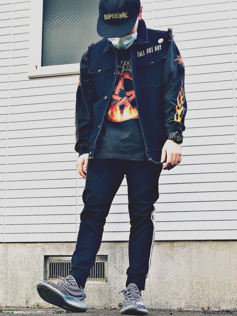 「supreme、used mix、falloutboy、FIRE LOGO、YeezyBoost350」｜「古着のアイテム（Tシャツ/カットソー、ブラック系）」を使った、kさん（メンズ・172cm）の春コーディネートの1枚目の写真