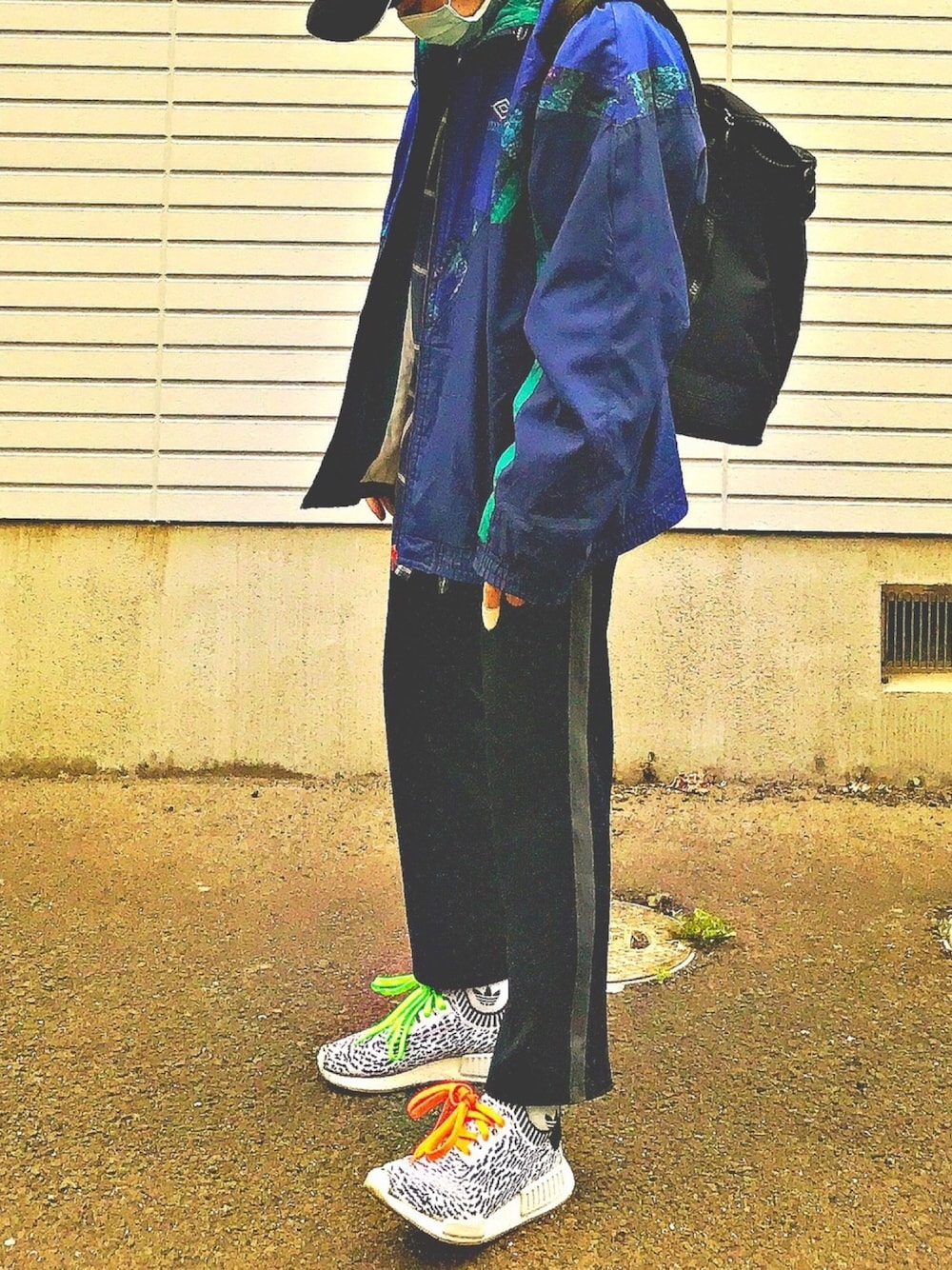 「古着MIX、umbro、TOMMY HILFIGER、Adam et Rope'、ナイロンジャケット、NMD」｜「UMBROの古着屋で一目惚れしたやつ（ナイロンジャケット、ブルー系）」を使った、kさん（メンズ・172cm）の春コーディネートの1枚目の写真