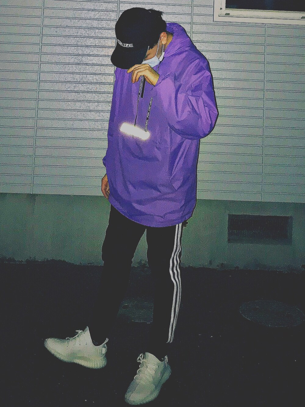 「WHITELAND BLACKBURN、YeezyBoost350、ストリート」｜「WHITELANDのアイテム（ナイロンジャケット、パープル系）」を使った、kさん（メンズ・172cm）の春コーディネートの1枚目の写真