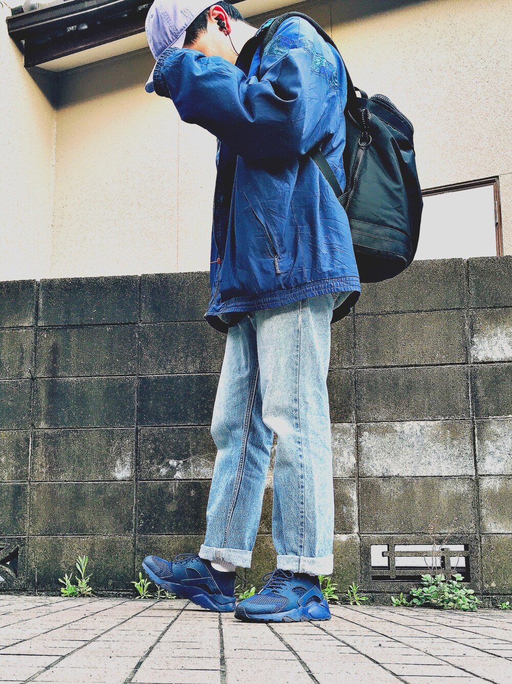 「umbro、Nike air huarache、NIKE、デニムパンツ、ボートネック、nulbarich、NEW ERA」｜「UMBROの古着屋で一目惚れしたやつ（ナイロンジャケット、ブルー系）」を使った、kさん（メンズ・172cm）の春コーディネートの1枚目の写真
