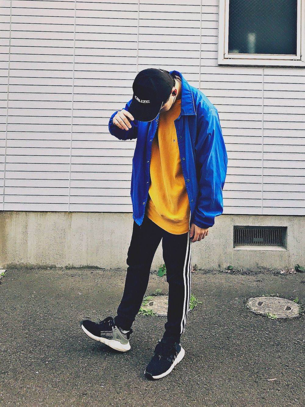 「古着コーデ、古着MIX、コーチジャケット、Made in USA、Champion、スウェット、adidasジャージ、EQUIPMENT、EQT」｜「古着のアイテム（キャップ、ブラック系）」を使った、kさん（メンズ・172cm）の春コーディネートの1枚目の写真