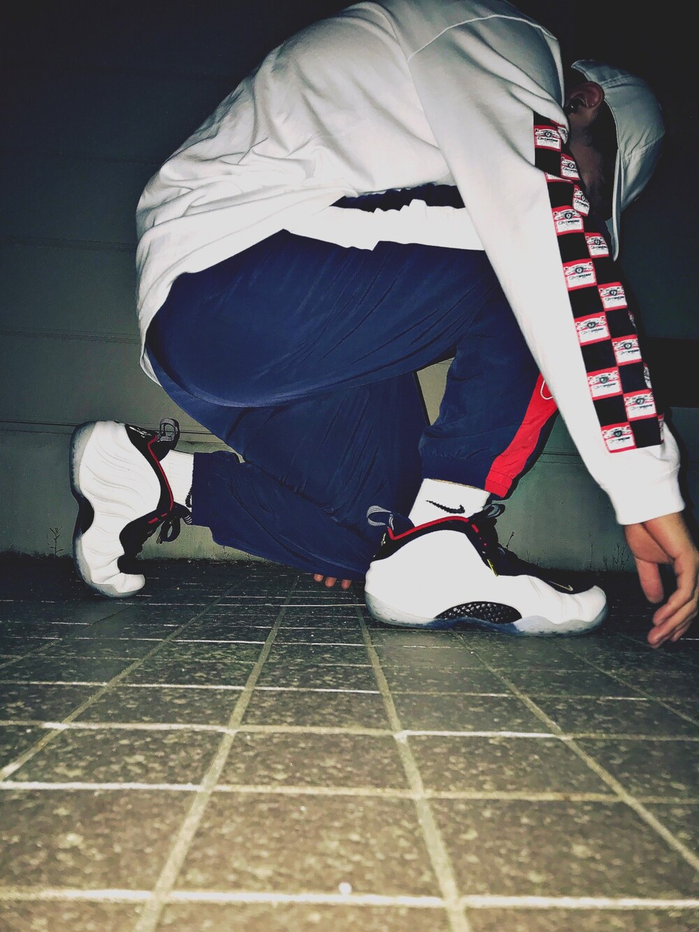 「おしゃれさんと繋がりたい、ストリート、NIKE、airformposite、colvett、sperm、スポーツミックス」｜「FILAのアイテム（パンツ、レッド系）」を使った、kさん（メンズ・172cm）の春コーディネートの1枚目の写真