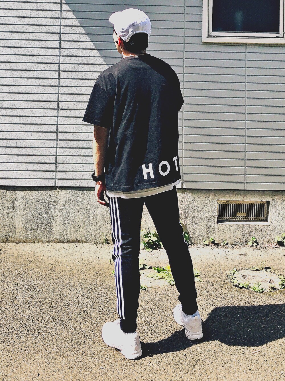 「Tシャツ、nulbarich、モノクロ、dunlop、NIKE、adidas、白スニーカー、ダッドスニーカー」｜「nulbarichのアイテム（Tシャツ/カットソー、ブラック系）」を使った、kさん（メンズ・172cm）の春コーディネートの1枚目の写真