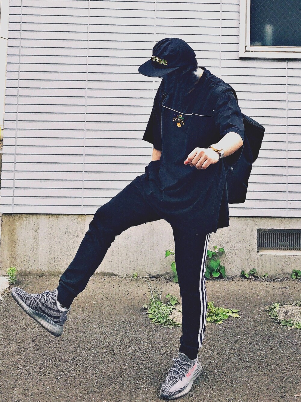 「yeezyboost、adidas originals、supreme、ootd、おしゃれさんと繋がりたい、古着、IOWA、fedex、ラインパンツ、ジャージ」｜「Supreme のアイテム（キャップ、ブラック系）」を使った、kさん（メンズ・172cm）の夏コーディネートの1枚目の写真