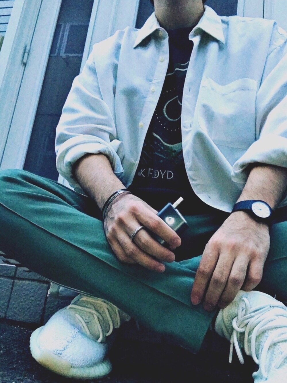 「ootd、古着コーデ、ラインパンツ、adidas、adidas originals、yeezyboost、YeezyBoost350、シャツスタイル、古着MIX」｜「usedのアイテム（Tシャツ/カットソー、ブラック系）」を使った、kさん（メンズ・172cm）の秋コーディネートの1枚目の写真