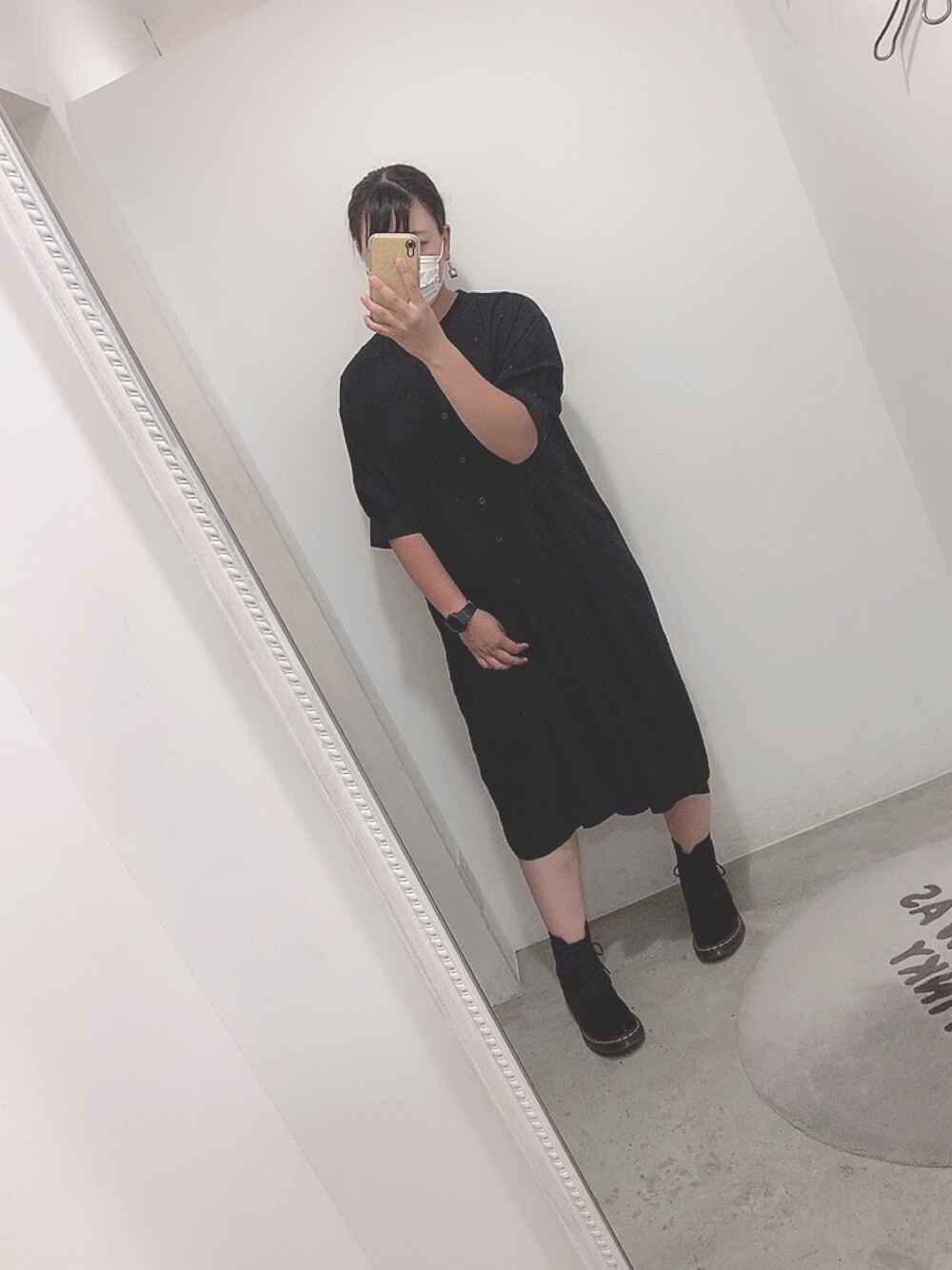 「大人カジュアル、ラクチンコーデ、透け感、ゆるコーデ、ドクターマーチン、AS KNOW AS PINKY」｜「AS KNOW AS PINKYのレーヨンNバンドカラーシャツワンピース（シャツワンピース、ブラック系）」を使った、かーみんさん（レディース・163cm）の夏コーディネートの1枚目の写真
