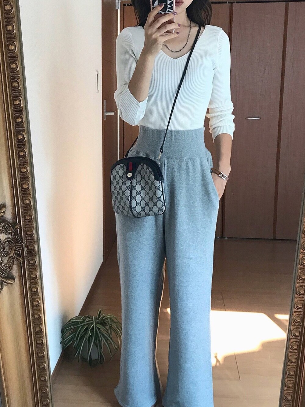 「ラクチンコーデ、ootd、スウェットパンツ、ニット、大人カジュアル、オールドグッチ、ママコーデ、きれいめカジュアル、Juemi」｜「GUCCIのアイテム（ショルダーバッグ、グレー系）」を使った、mayaさん（レディース・157cm）の秋コーディネートの1枚目の写真