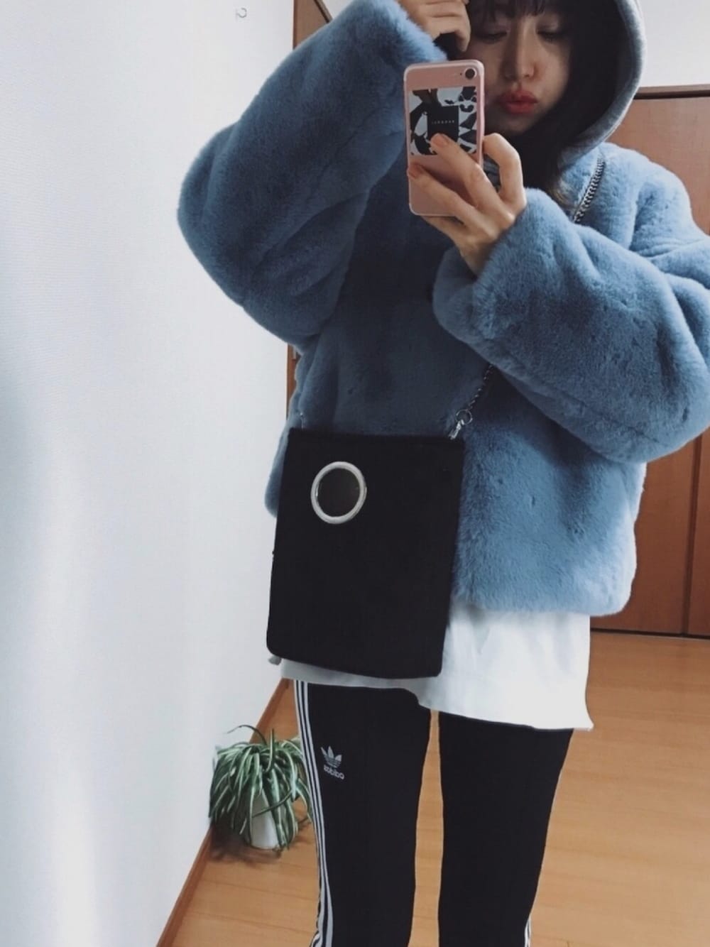 「adidas originals、JEANASiS、ファーコート、カジュアルコーデ、大人カジュアル、ママコーデ、シンプルコーデ、ラフ、パーカー」｜「JEANASISのファーショートコート/782071（ブルゾン、ブルー系）」を使った、mayaさん（レディース・157cm）の冬コーディネートの1枚目の写真