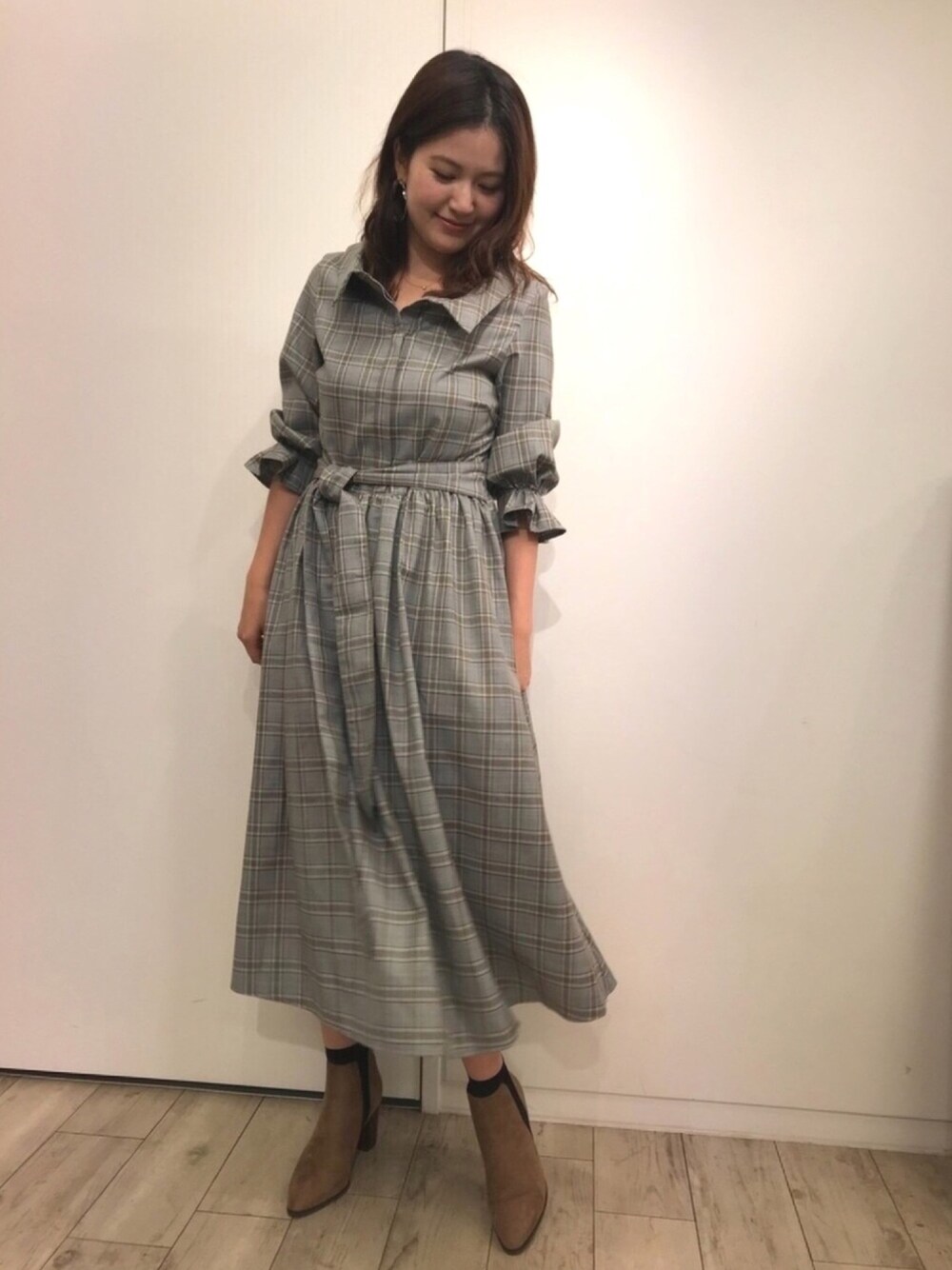 「秋のブラウンスタイル、秋服、大人カジュアル、ロングワンピース、リラックススタイル、秋、チェック、RANDA、シンプルコーデ、オトナ女子」｜「RANDAのストレスフリー/ベルテッドショートブーツ（ブーツ、ブラウン系）」を使った、kokuboさん（レディース・161cm）の秋コーディネートの1枚目の写真