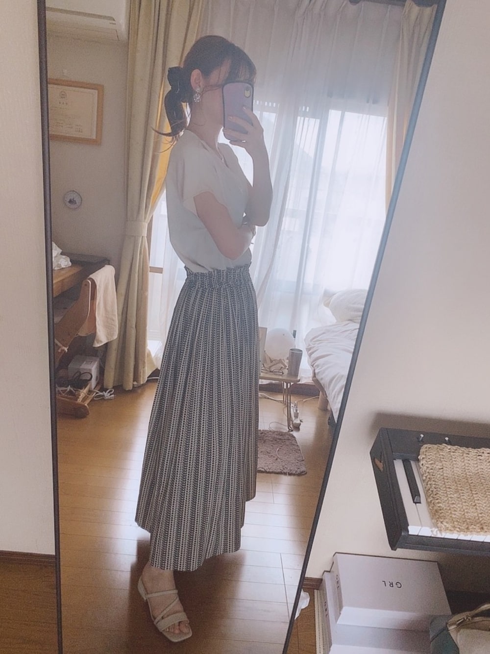「HoneysのＶネックプルオーバー（シャツ/ブラウス、ベージュ系）」を使った、SHIHOさん（レディース・165cm）の夏コーディネートの1枚目の写真