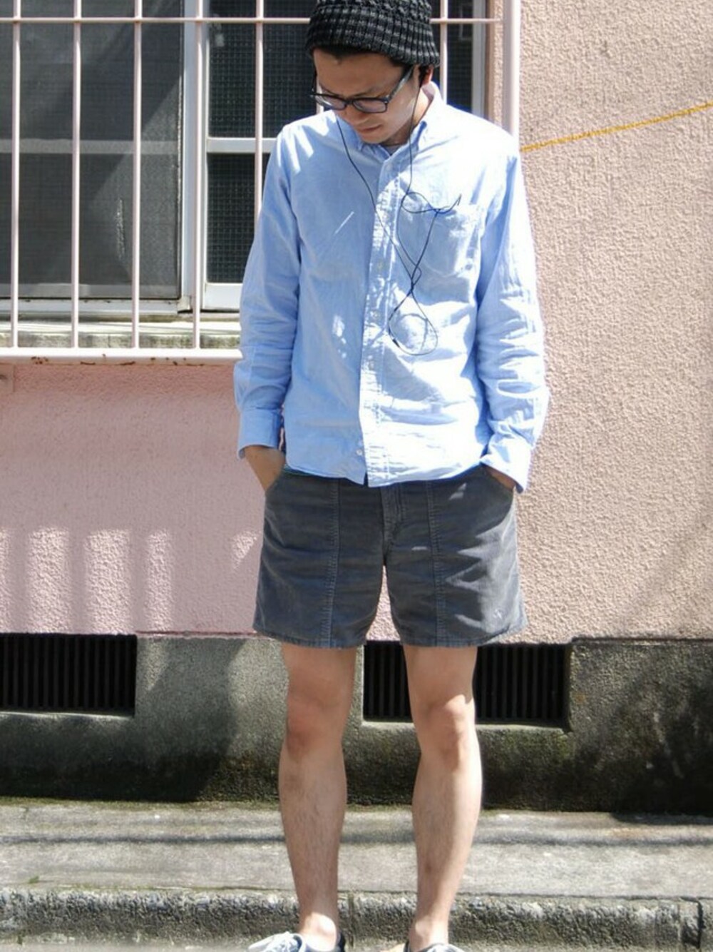 ブルー系のシャツ/ブラウス、グレー系のその他パンツ、ブラック系のスニーカーを着用したメンズの夏コーディネートの1枚目の写真