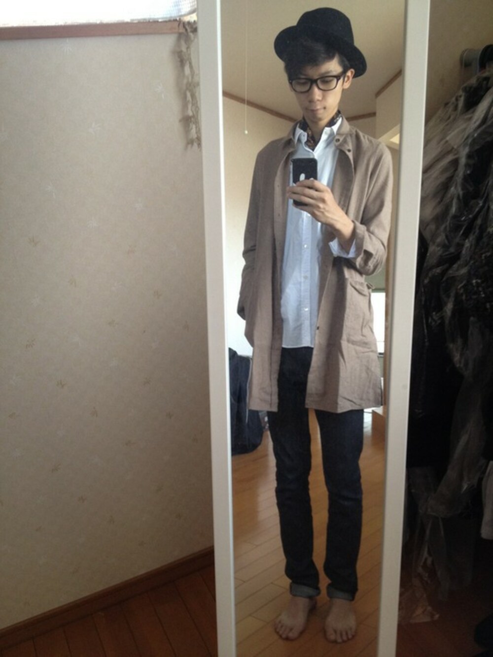 ホワイト系のシャツ/ブラウス、ベージュ系のシャツ/ブラウス、ブルー系のデニムパンツを着用したメンズの秋コーディネートの1枚目の写真