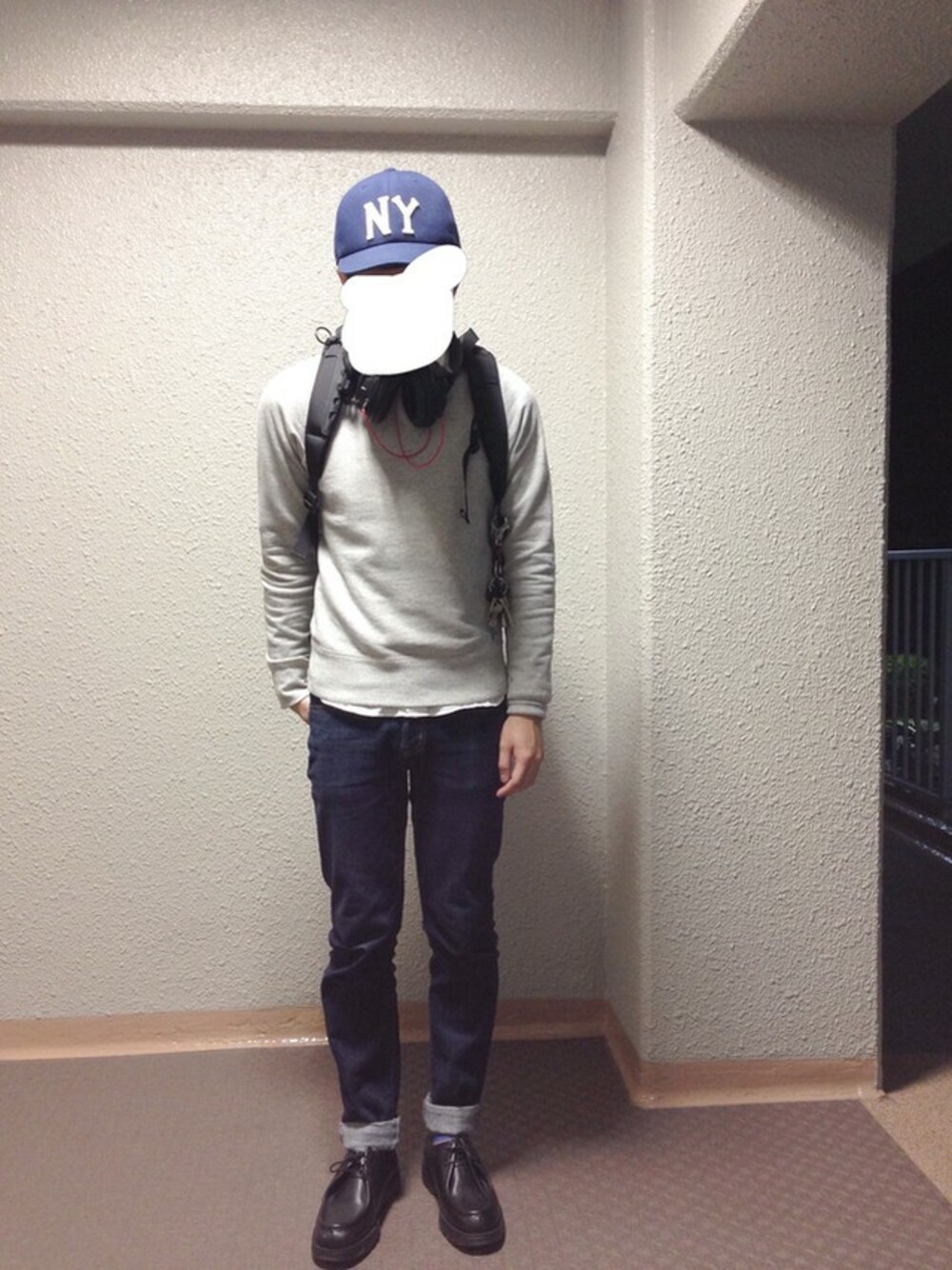 バックパック/リュック、ブラック系のブーツを着用したメンズの春コーディネートの1枚目の写真