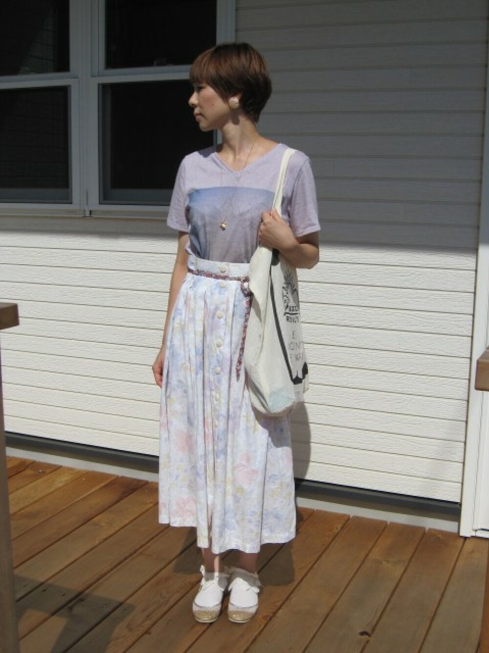 ピンク系のTシャツ/カットソーを着用したレディースの秋コーディネートの1枚目の写真