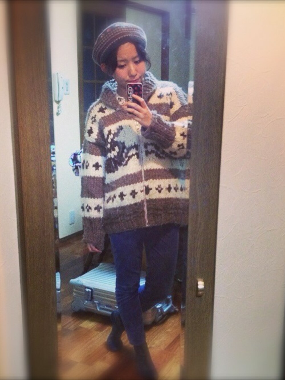 「カウチン」｜「アイテム名不明（その他アウター、ベージュ系）」を使った、YURIさん（レディース・159cm）の冬コーディネートの1枚目の写真