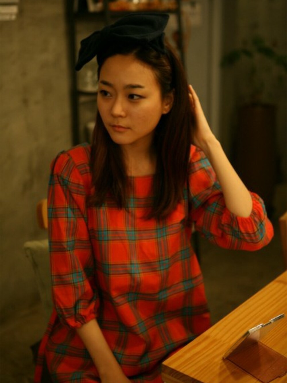 ピンク系のチュニックを着用したレディースの秋コーディネートの1枚目の写真