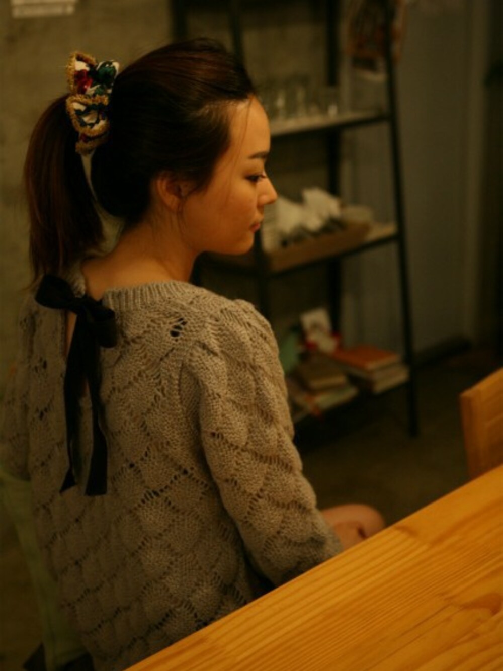 グレー系のニット/セーターを着用したレディースの冬コーディネートの1枚目の写真