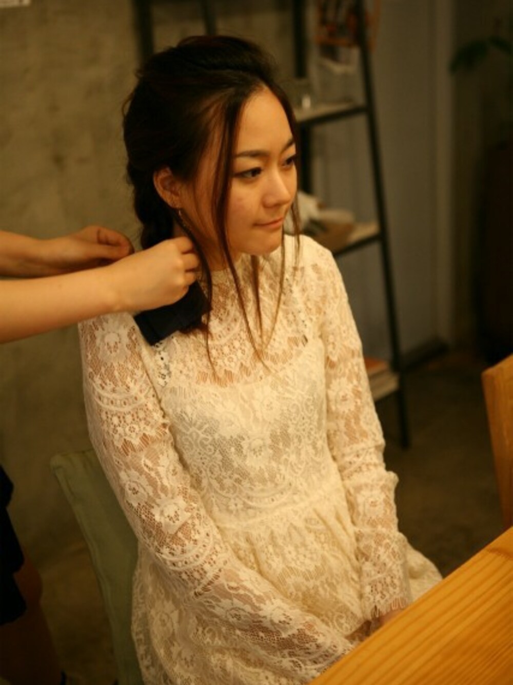 ホワイト系のTシャツ/カットソーを着用したレディースの春コーディネートの1枚目の写真