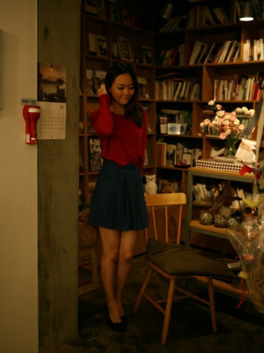 ブルー系のスカートを着用したレディースの春コーディネートの1枚目の写真