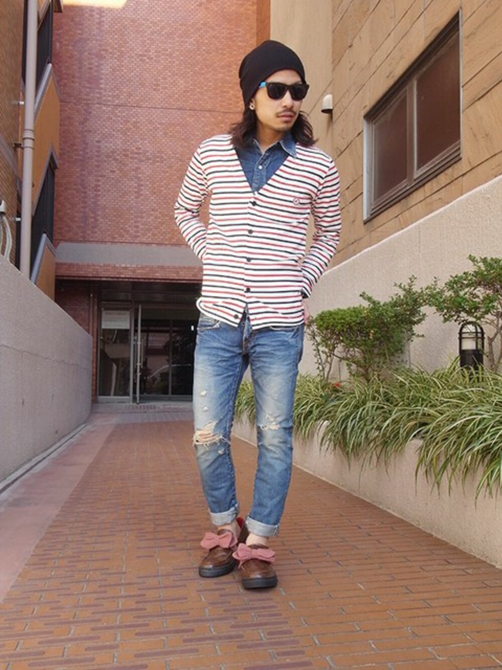 ブラウン系のその他シューズ、ブルー系のデニムパンツ、レッド系のカーディガン/ボレロを着用したメンズの秋コーディネートの1枚目の写真