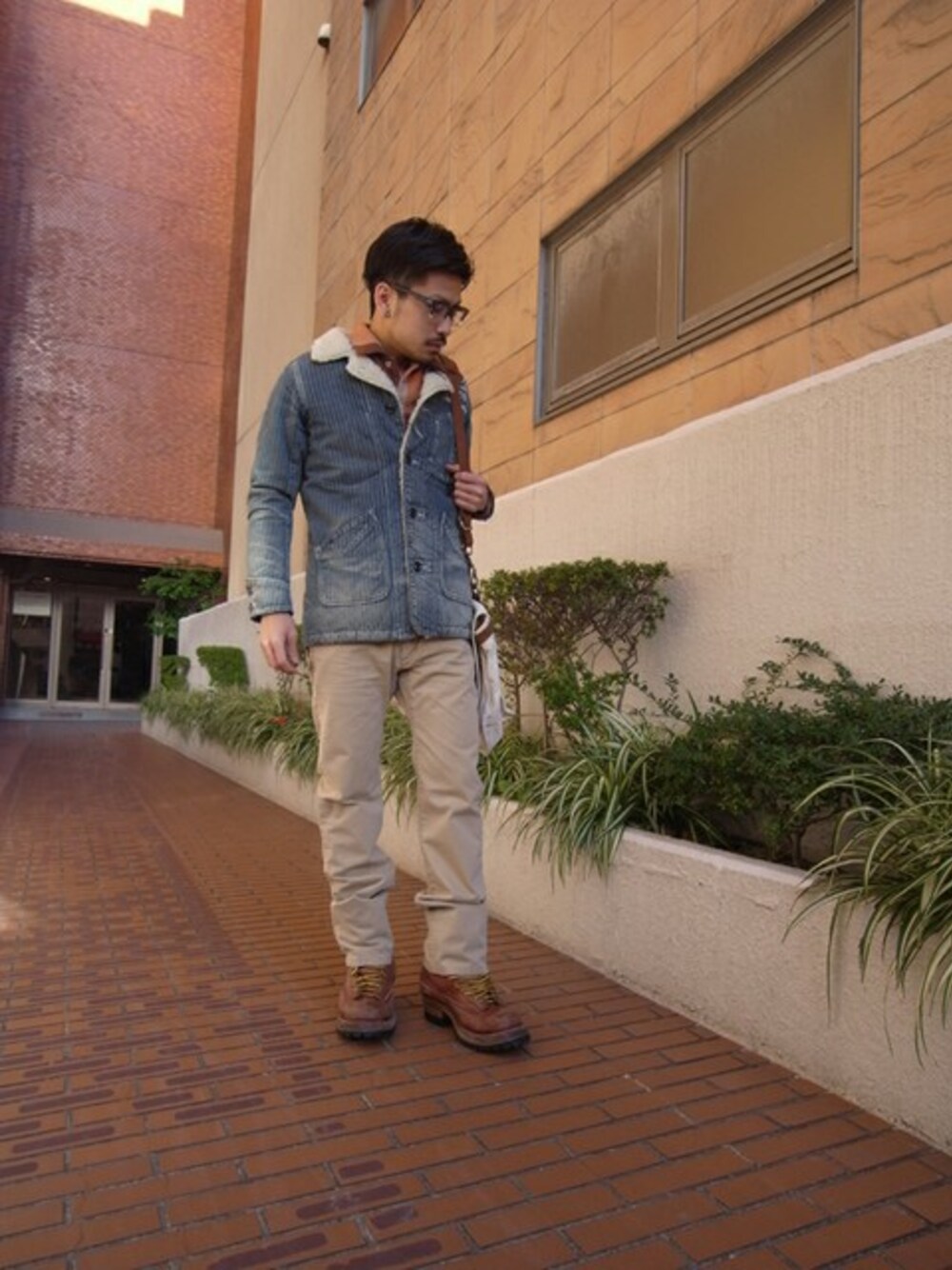 オレンジ系のシャツ/ブラウス、ブルー系のカバーオール、ベージュ系のその他パンツを着用したメンズの秋コーディネートの1枚目の写真