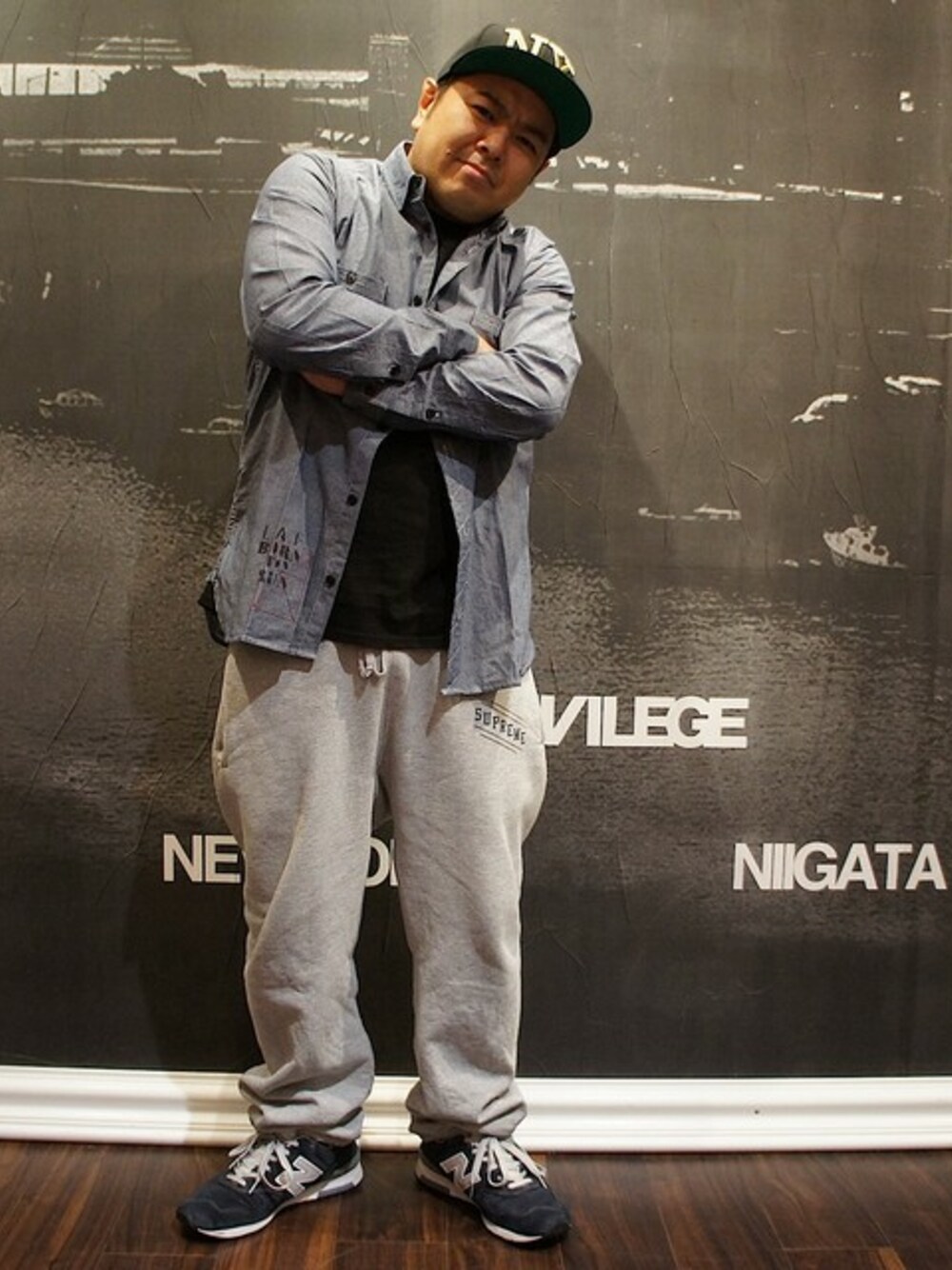 「disney、40Oz NYC、mickey、PRIVILEGE、 Lafayette」｜「Lafayette CLASSIC MICKEY CHAMBRAY SHIRT（シャツ/ブラウス、ブルー系）」を使った、PRIVILEGE CREWさん（メンズ・168cm）の春コーディネートの1枚目の写真