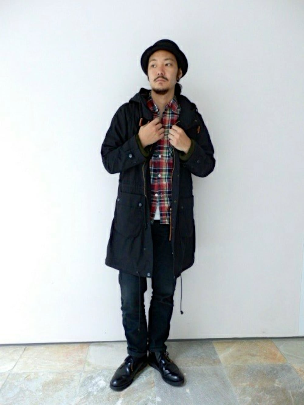 ブラック系のモッズコートを着用したメンズの秋コーディネートの1枚目の写真