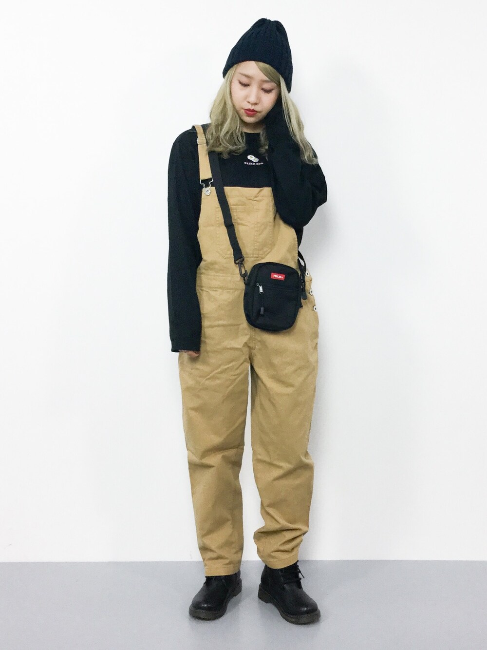 「ショルダーバッグ、Tシャツ、オーバーオール、黒、MILKFED.、WC、SPINNS、秋服、秋、秋コーデ」｜「MILKFED.のMINI SHOULDER BAG BAR（ショルダーバッグ、その他）」を使った、エル 🍒さん（レディース・157cm）の秋コーディネートの1枚目の写真