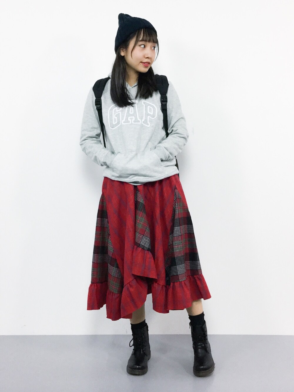 「チェック、スカート、グレー、ニット帽、パーカー、赤、GAP、jouetie、秋、秋コーデ」｜「GAPのGap フリースロゴ プルオーバーパーカー（パーカー、グレー系）」を使った、エル 🍒さん（レディース・157cm）の秋コーディネートの1枚目の写真