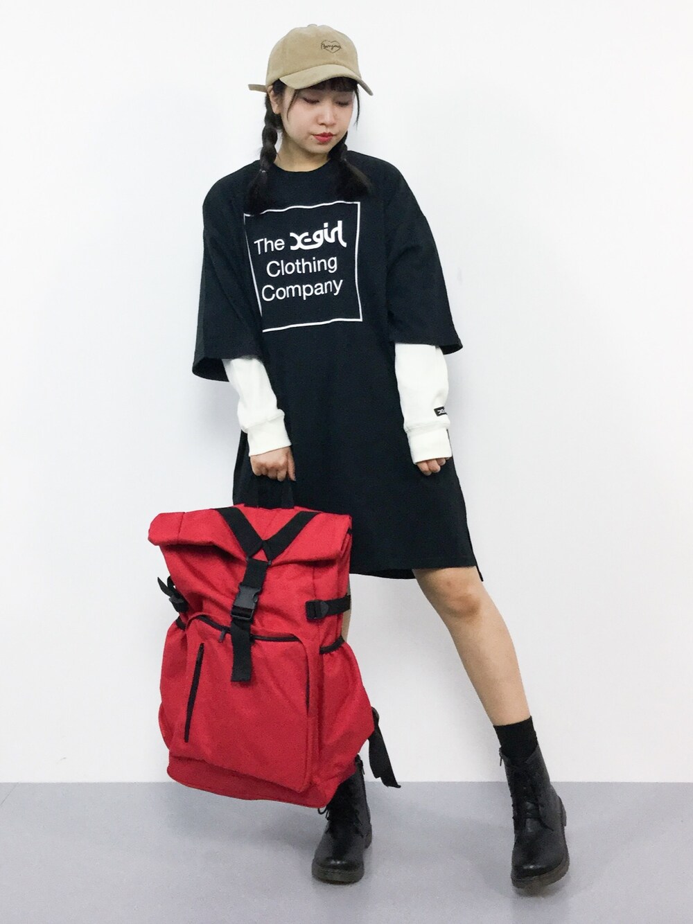 「ワンピース、バックパック、リュック、キャップ、ストリート、黒、赤、ショートブーツ、x-girl、秋コーデ」｜「X-girlの【WEB限定】WAFFLE L/S TEE ＆ S/S TEE DRESS SET（ワンピース、ブラック系）」を使った、エル 🍒さん（レディース・157cm）の秋コーディネートの1枚目の写真