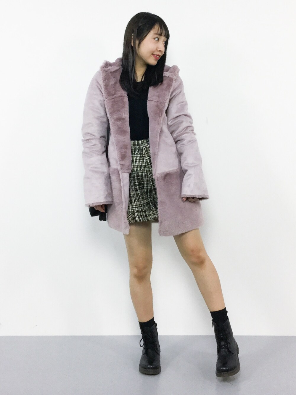 「コート、ピンク、ショートパンツ、ショートブーツ、冬コーデ、Heather、ガーリー、ムートンコート、冬、one after another NICE CLAUP」｜「Heatherのアソート／ツイードフレアショートパンツ　772179（その他パンツ、ベージュ系）」を使った、エル 🍒さん（レディース・157cm）の秋コーディネートの1枚目の写真