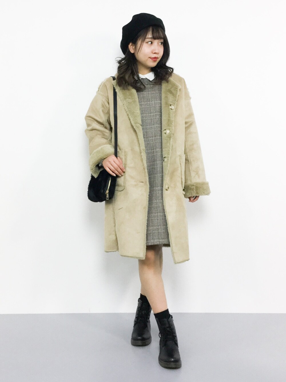 「ファー、コート、ワンピース、ベレー帽、ベージュ、冬コーデ、ムートンコート、冬、ファーバッグ、グレンチェック」｜「w closetのグレンチェッククレリックワンピース（ワンピース、ブラウン系）」を使った、エル 🍒さん（レディース・157cm）の秋コーディネートの1枚目の写真
