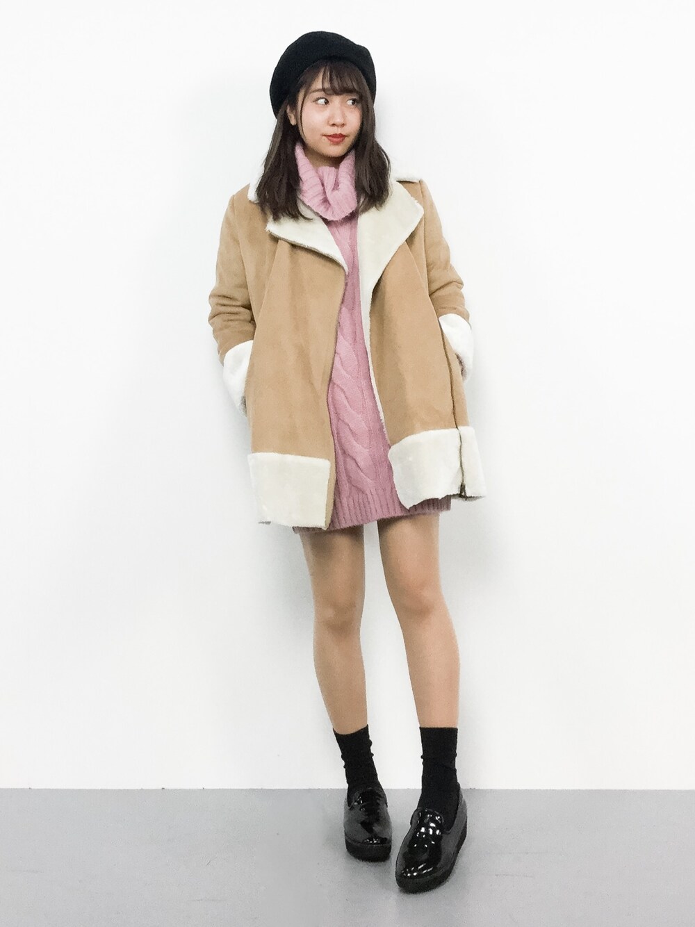 「ワンピース、ベレー帽、冬コーデ、ニットワンピース、INGNI、タートルネック、ムートンコート、dazzlin、冬、ピンクニット」｜「INGNIの【CanCam1月号掲載商品】シャギーケーブルオフタートルワンピース-2017AW-（ワンピース、ピンク系）」を使った、エル 🍒さん（レディース・157cm）の冬コーディネートの1枚目の写真