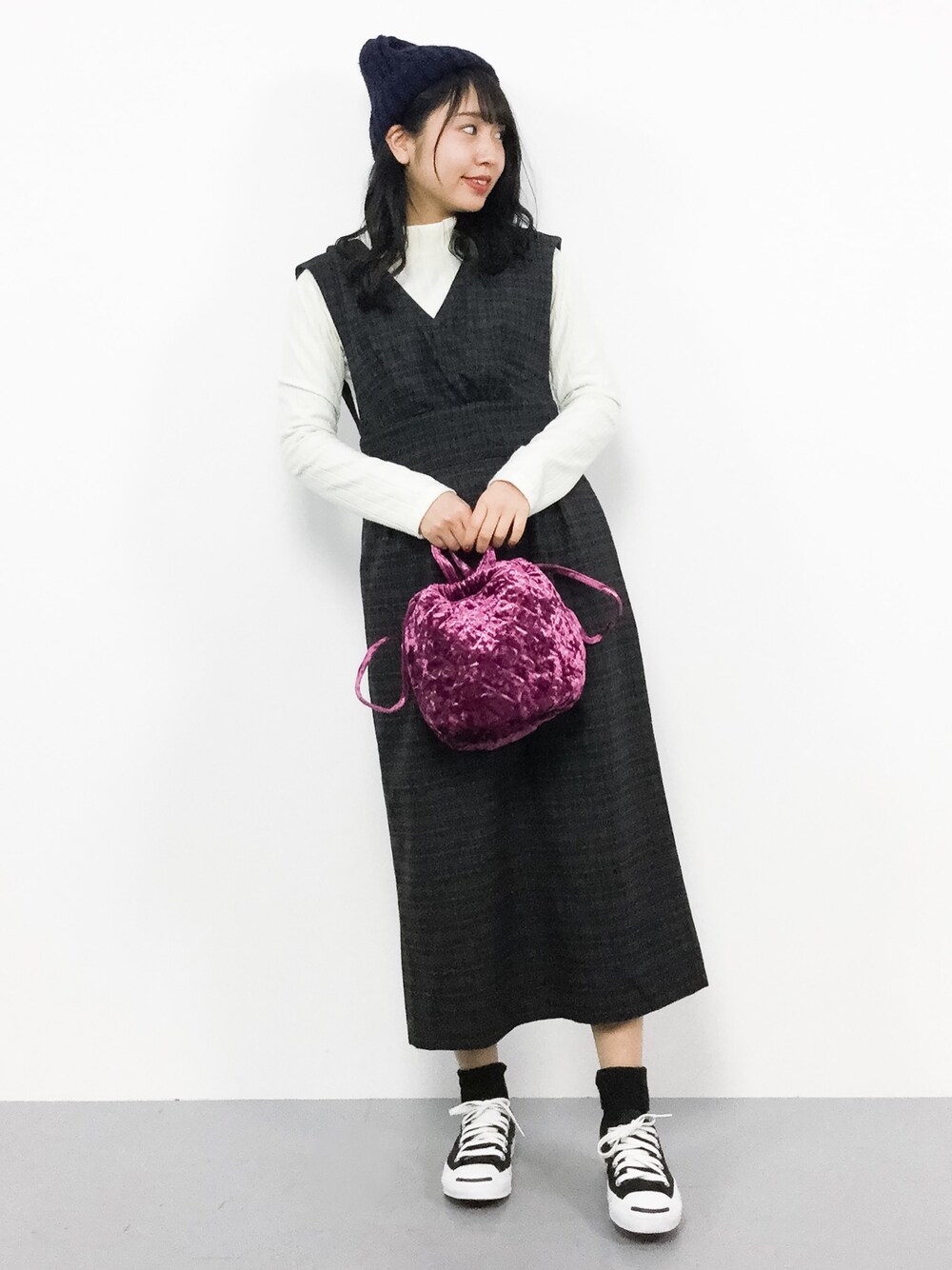 「スニーカー、mysty woman、ニット帽、converse、ハイネック、JEANASiS、Another Edition、ジャンパースカート、チェックスカート、巾着バッグ」｜「JEANASISのキモウワイドリブハイネックプルオーバー/779152（Tシャツ/カットソー、ホワイト系）」を使った、エル 🍒さん（レディース・157cm）の冬コーディネートの1枚目の写真