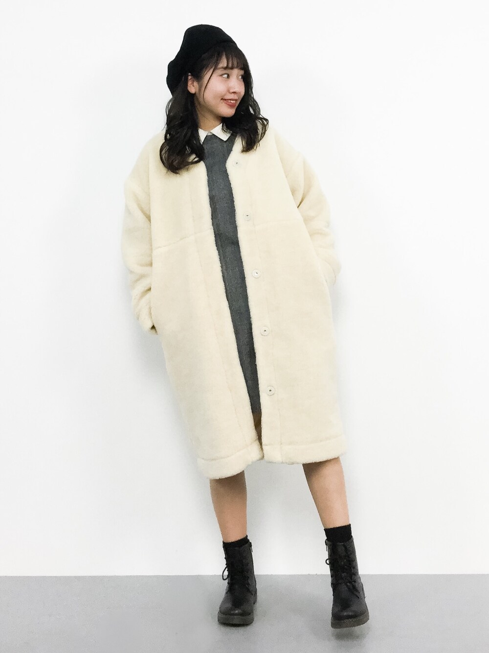 「ファー、コート、ワンピース、ベレー帽、ショートブーツ、冬コーデ、ロングコート、Another Edition、冬、ボアコート」｜「JILL by JILL STUARTのデタッチャブルカラーワンピース（ワンピース、グレー系）」を使った、エル 🍒さん（レディース・157cm）の冬コーディネートの1枚目の写真