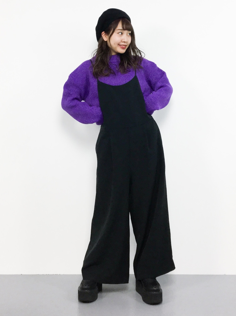 「ベレー帽、ラバーソール、オールインワン、ハイネック、黒、冬コーデ、moussy、パープル、冬、厚底シューズ」｜「ROPE' PICNICの【WEB,一部店舗限定】ワイドクロップドオールインワン（つなぎ/オールインワン、ブラック系）」を使った、エル 🍒さん（レディース・157cm）の冬コーディネートの1枚目の写真