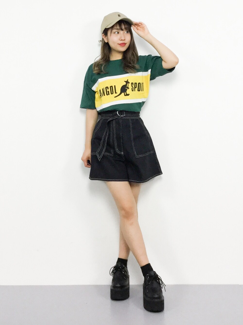 「WEGO、キャップ、ショートパンツ、Tシャツ、ラバーソール、ハイウエスト、KANGOL、厚底シューズ、キュロット、夏コーデ」｜「KANGOLの∴WEGO/別注KANGOL SPORTロゴTシャツ（Tシャツ/カットソー、グリーン系）」を使った、エル 🍒さん（レディース・157cm）の夏コーディネートの1枚目の写真
