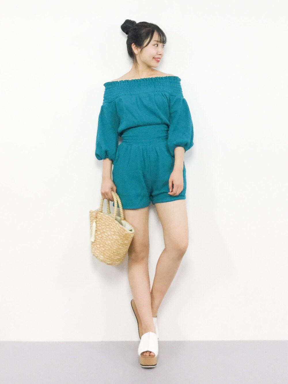 「グリーン、夏、ショートパンツ、オールインワン、snidel、ロンパース、サンダル、オフショル、かごバッグ、夏コーデ」｜「SNIDELの【sweet1月号掲載】オフショルサーマルロンパース（つなぎ/オールインワン、グリーン系）」を使った、エル 🍒さん（レディース・157cm）の夏コーディネートの1枚目の写真