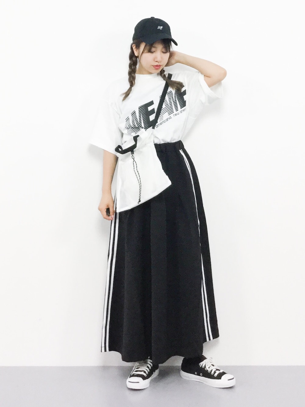 「スニーカー、コンバース、キャップ、Tシャツ、黒、ロングスカート、スポーツミックス、夏コーデ、白Tシャツ、ラインスカート」｜「AMERICANAの＜Americana（アメリカーナ）＞new americana Tシャツ（Tシャツ/カットソー、ホワイト系）」を使った、エル 🍒さん（レディース・157cm）の夏コーディネートの1枚目の写真