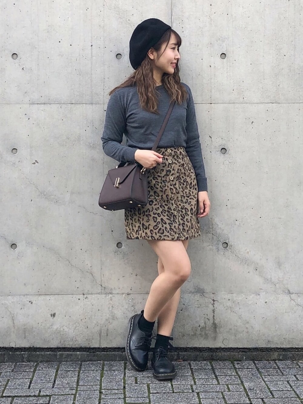 「レオパード、ミニスカート、Dr.Martens、ショルダーバッグ、ブラウン、ベレー帽、ZOZO、ニット、グレー、秋のコーデ」｜「ZOZOのホールガーメントクルーネックニットプルオーバー（パターンオーダー）／グレー[WOMEN]（ニット/セーター、グレー系）」を使った、エル 🍒さん（レディース・157cm）の秋コーディネートの1枚目の写真