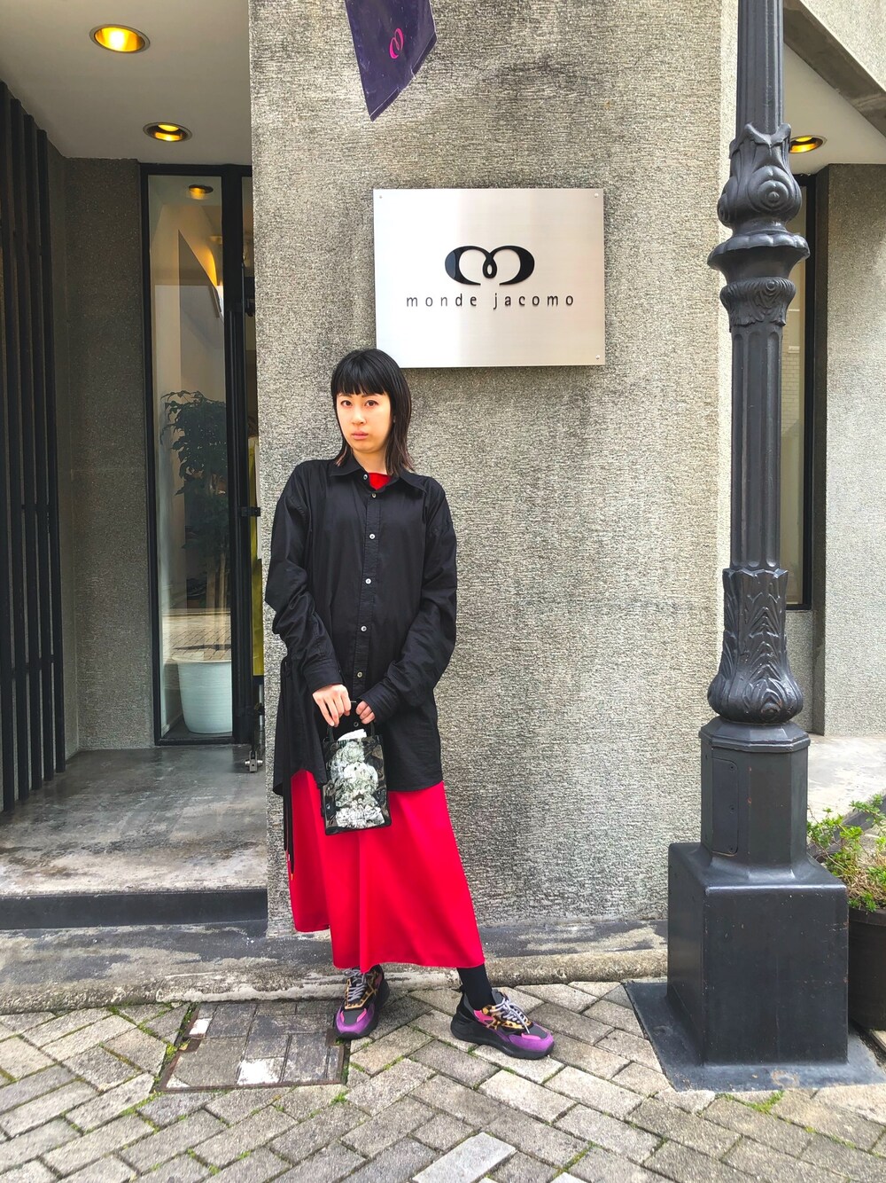 「mondejacomo、D.A.T.E.、NANA-NANA、bed&breakfast、DRESSEDUNDRSSED、AKIRA」｜「DRESSEDUNDRESSEDのTied Oversized Shirt（シャツ/ブラウス、ブラック系）」を使った、cathyさん（レディース・160cm）の春コーディネートの1枚目の写真