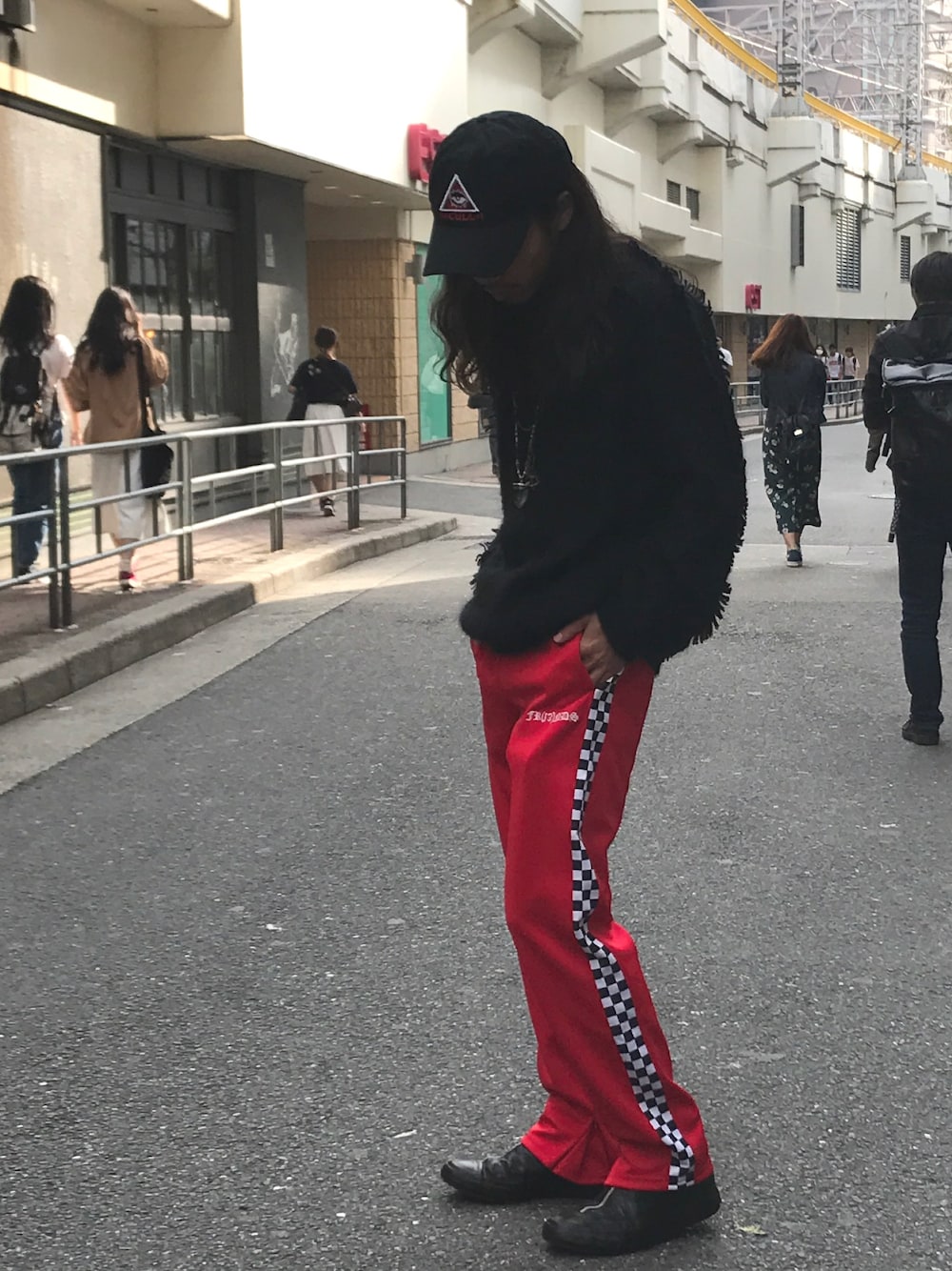 「ROYAL FLASH、royalflash梅田、ROYALFLASH、converse、FR(13)NDS、FACCIES、haculla.、gunda、ストリートMIX」｜「FR(13)NDSのアイテム（パンツ、レッド系）」を使った、AOKIFLASH‼︎!さん（メンズ・166cm）の秋コーディネートの1枚目の写真