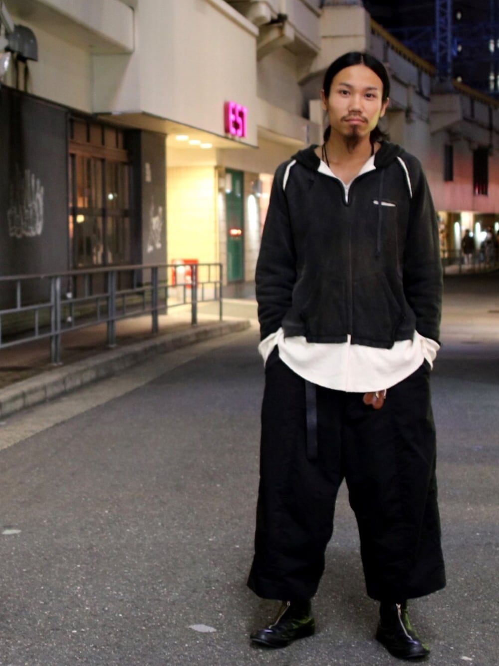 「ROYALFLASH、royalflash梅田、ROYAL FLASH、Azuma.、converse、GUIDI、大阪、ブラック、ブラックコーデ」｜「Azuma.のアイテム（パーカー、ブラック系）」を使った、AOKIFLASH‼︎!さん（メンズ・166cm）の秋コーディネートの1枚目の写真