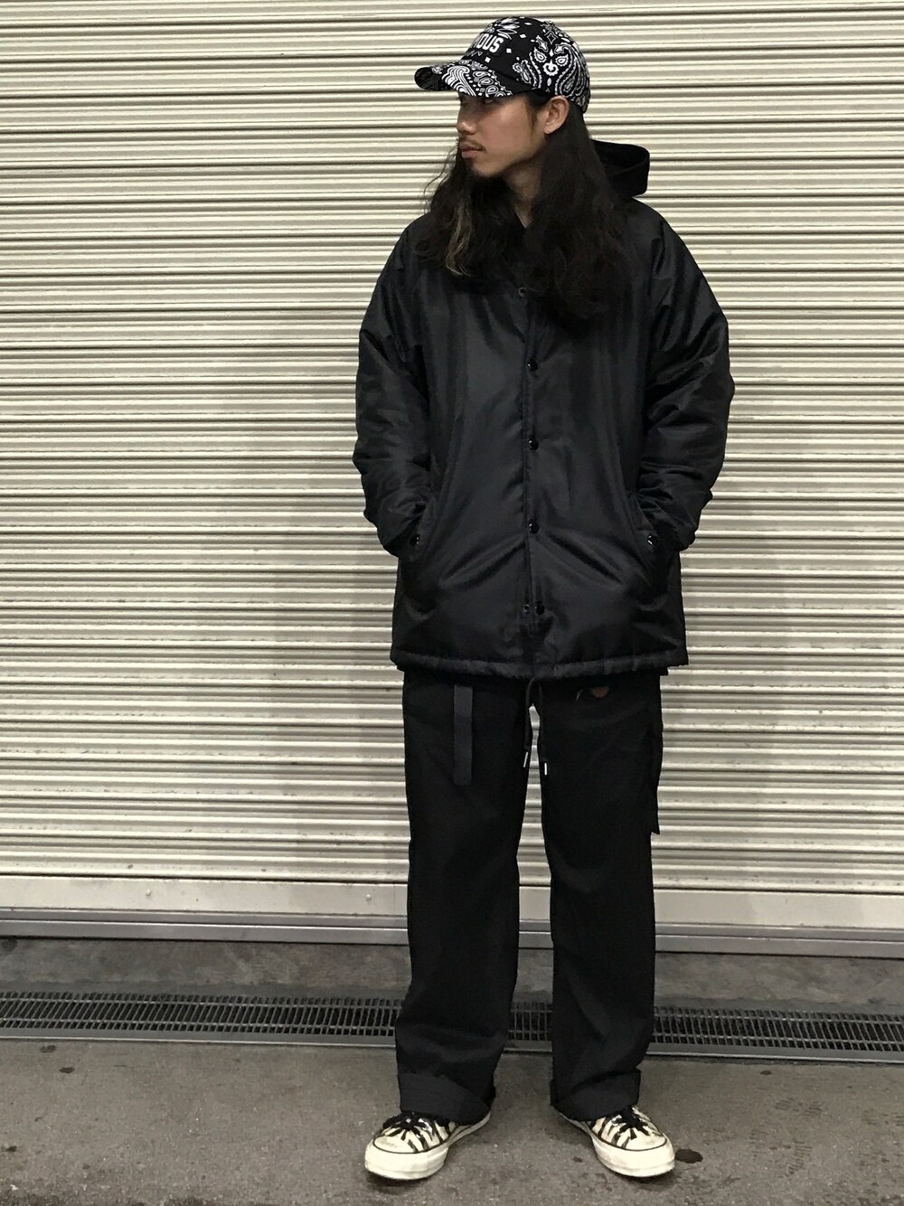 「converse、WORLD wide FAMOUS、MYNE、ROYALFLASH、royalflash梅田、ROYAL FLASH、大阪、梅田」｜「WORLD WIDE FAMOUSのアイテム（キャップ、ブラック系）」を使った、AOKIFLASH‼︎!さん（メンズ・166cm）の秋コーディネートの1枚目の写真